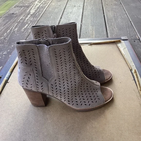 Toms light tan academia heeled open toed shoes, size 9 - Picture 6 of 9